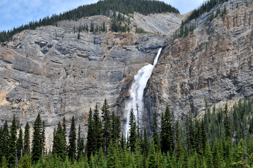 Experience the great Emerald Lake and Takakkaw Falls tour with Three Sister's Taxi