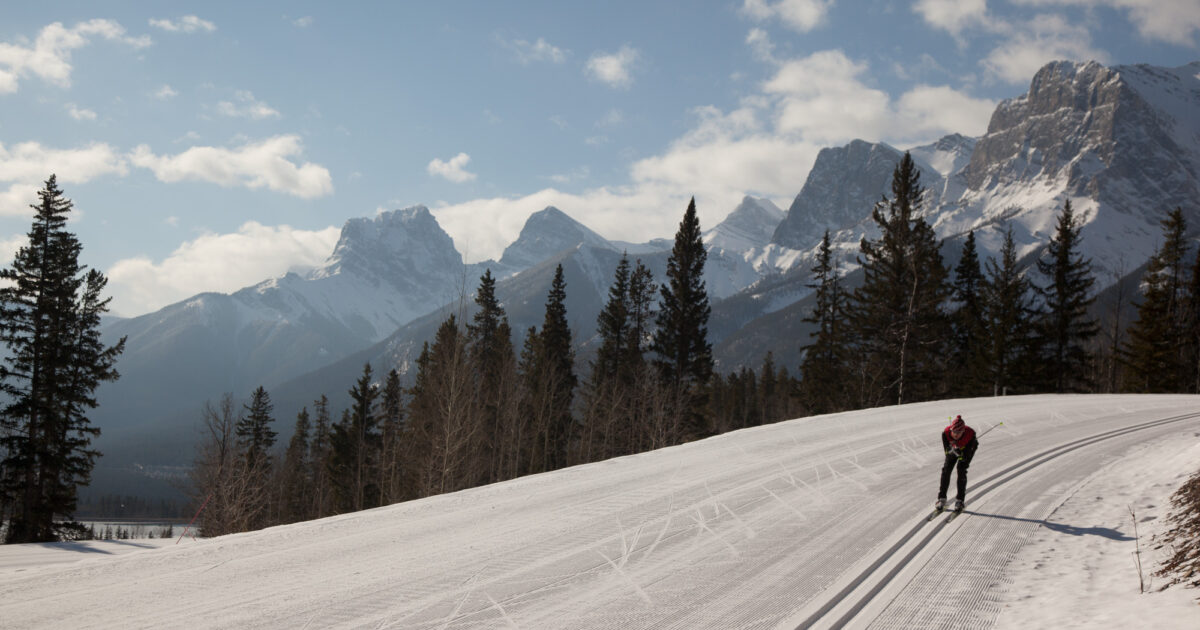 Reach to your favorite skiing destination with Three Sister's Taxi