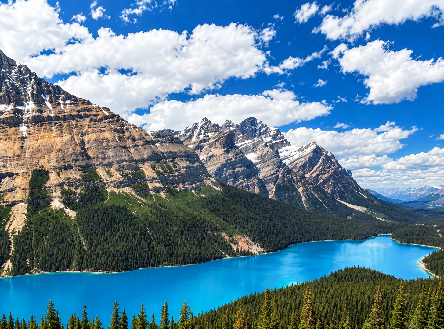 Stunning Canadian Rockies scenery along the Icefields Parkway during a private sightseeing tour